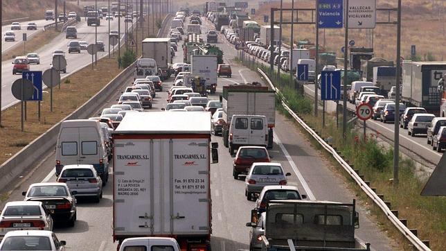 La lluvia provoca una mañana infernal en las carreteras con hasta 130 kilómetros de atascos