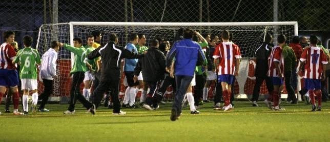 Un partido sub-16 acaba a golpes entre padres y jugadores