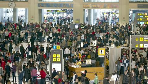 La mitad de los controladores presentan querellas individuales contra AENA