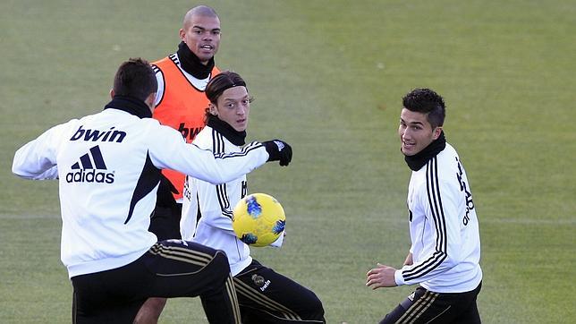 Mourinho convoca a todos los jugadores disponibles para el clásico