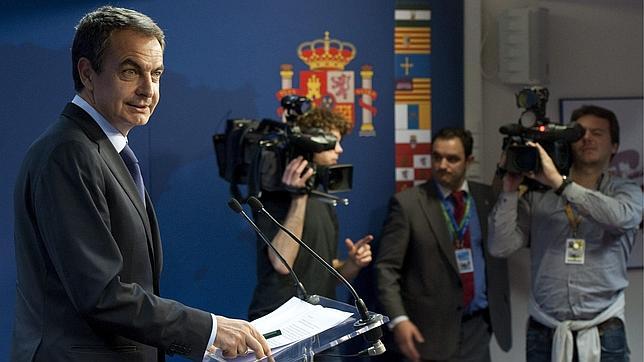Zapatero dice que la movilización en internet le llevó a aparcar la Ley Sinde