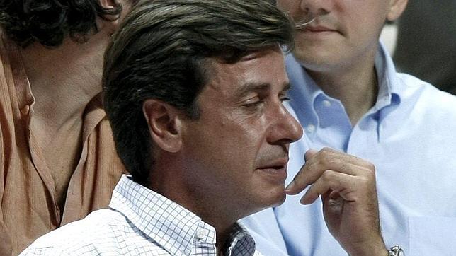 Izquierda Unida envía a Cayetano de Alba una azada con un libro de instrucciones