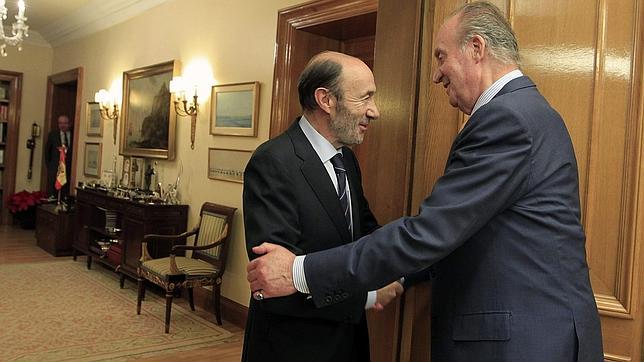 Rubalcaba dice al Rey que hará la oposición que le hubiera gustado del PP
