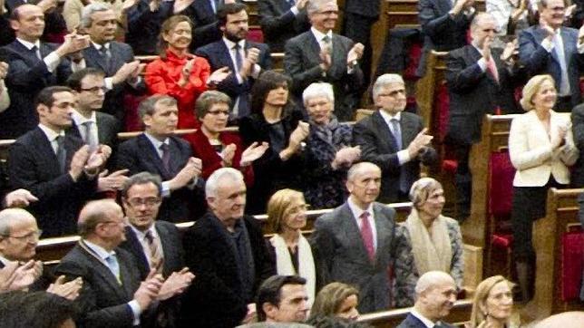 Lara, Díez, Erkoreka y Barkos se quedan solos al recibir en silencio al Rey