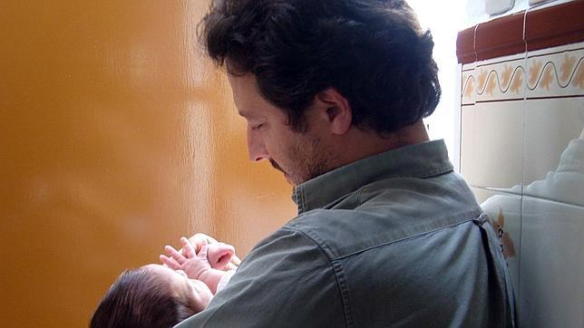El Gobierno aplaza la decisión de ampliar el permiso de paternidad