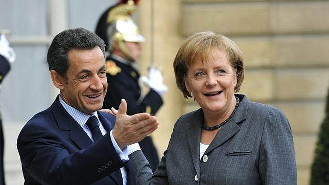 Merkel y Sarkozy se reúnen para mantener a salvo el euro