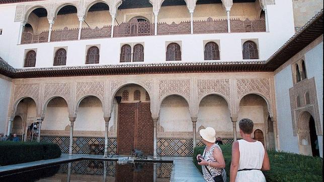 Detenida por dibujar sus iniciales en la Alhambra de Granada