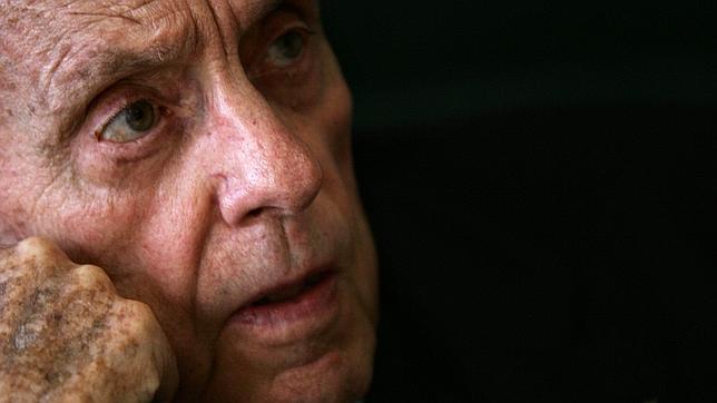 Un edil de IU «descorchó cava» en Twitter por la supuesta muerte de Fraga y se retractó de inmediato