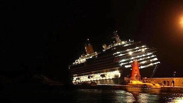 Al menos tres muertos al encallar un crucero en Italia
