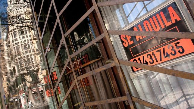 La salida de españoles y el retorno de los inmigrantes mengua la población