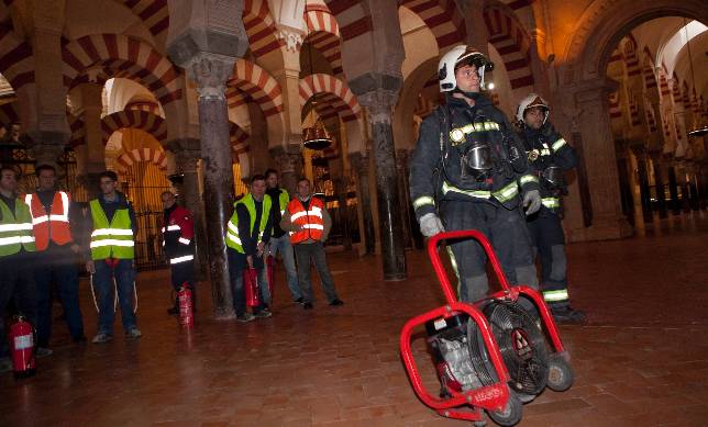 Un simulacro prueba la seguridad de la Catedral ante los incendios