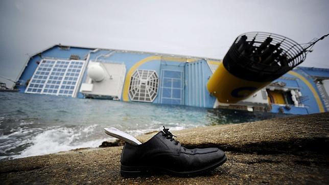 Las autoridades a Francesco Schettino, el capitán del Concordia: «¿Qué hace, se va a casa?»