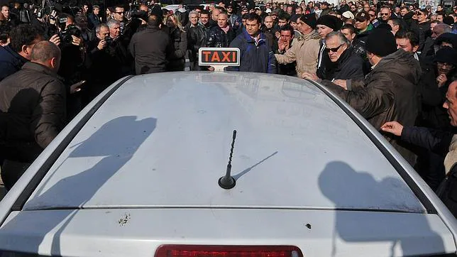 Mario Monti, asediado por los taxistas