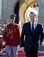 Rajoy inicia su primera visita a Marruecos con una ofrenda floral ante la tumba de Hassan II