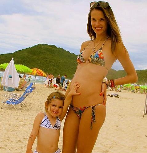 Alessandra Ambrosio presume de embarazo en bikini
