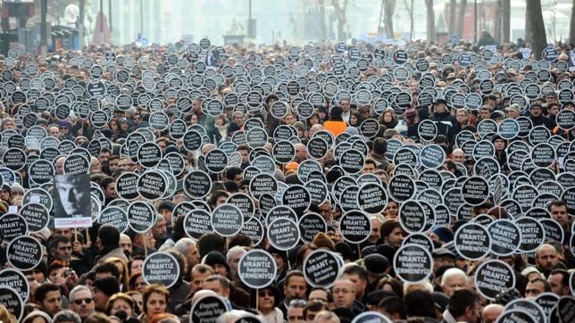 Miles de turcos exigen «justicia» por el asesinato del periodista Dink cinco años después del crimen