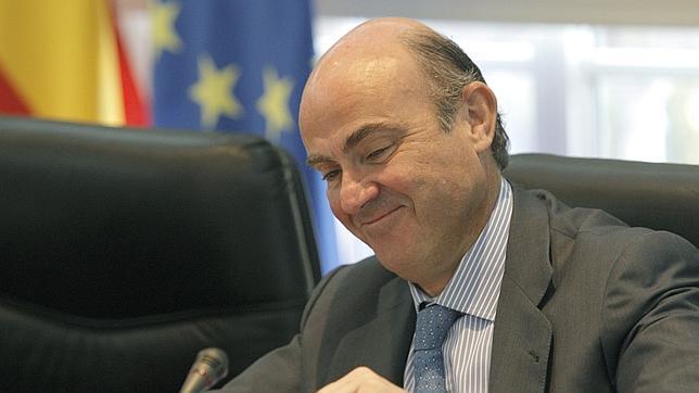 De Guindos defiende un único contrato a tiempo completo y otro a tiempo parcial