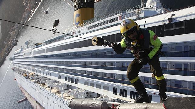 La UE envía un barco para comenzar a retirar el martes el combustible del «Costa Concordia»