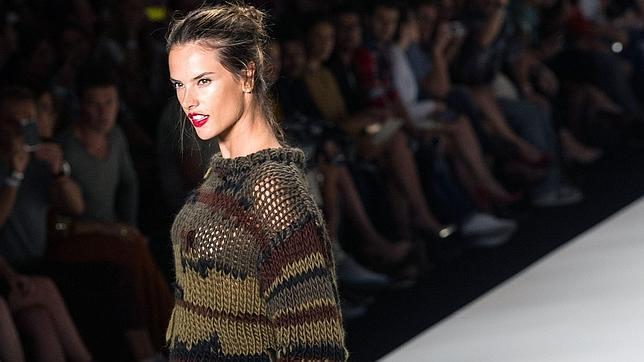 Alessandra Ambrosio desfila embarazada en la Semana de la Moda de Sao Paulo