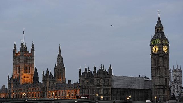 El Big Ben se cierne sobre el Parlamento y amenaza con causar su traslado