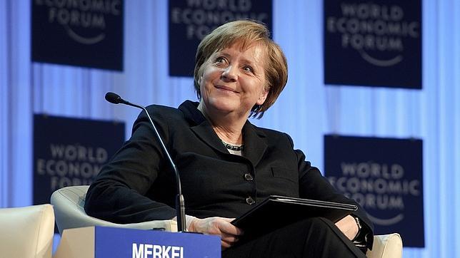 Merkel pide a los países europeos ceder más competencias a la UE