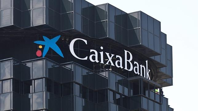 CaixaBank gana un 13% menos por las dotaciones para sanear sus cuentas