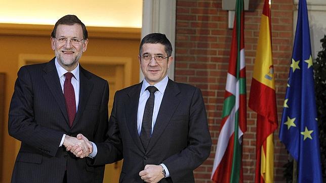 Patxi López pide a Rajoy acercar presos de ETA y legalizar la antigua Batasuna