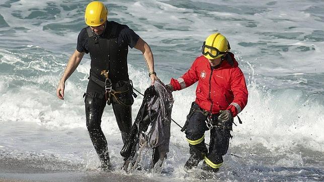 Una veintena de buzos se suman a la búsqueda de los tres desaparecidos en Orzán