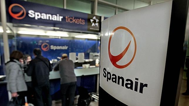 Afectados por Spanair en El Prat: «La alternativa para llegar a Santiago es pagar 400 euros con Iberia»