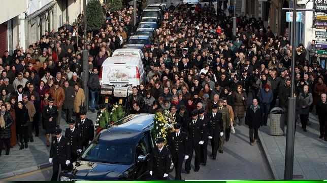 Un multitudinario funeral despide al agente fallecido en la tragedia de Orzán