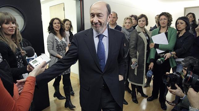 Primer contacto entre los portavoces de PP y PSOE en el Congreso
