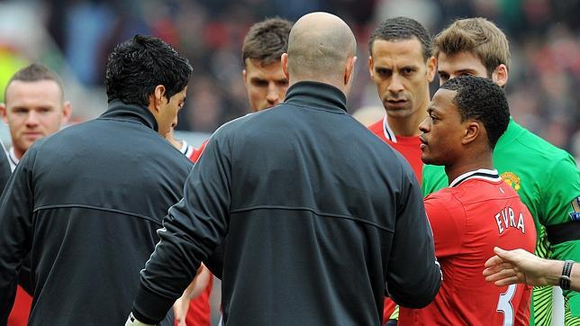 Luis Suárez pide perdón por rechazar la mano de Evra