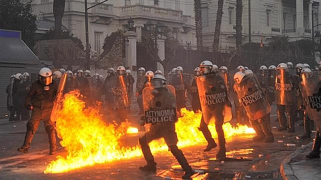 Grecia aprueba los ajustes en medio de fuertes disturbios