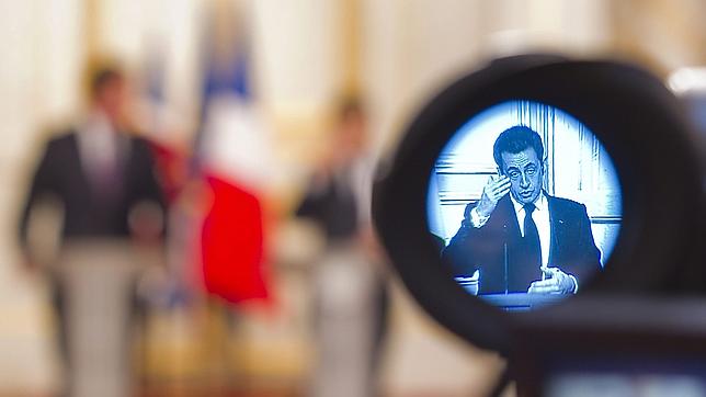 Sarkozy sube en los sondeos tras el anuncio de su candidatura; Hollande sigue en cabeza