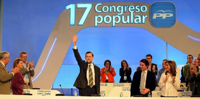 Rajoy entrega todo el poder del partido a Cospedal