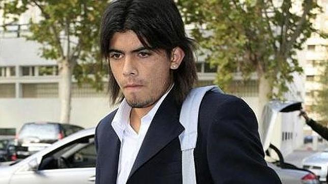 Banega se rompe la tibia y el peroné al atropellarse con su coche