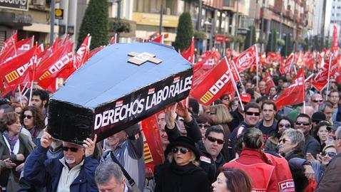 Miles de personas toman el centro de Alicante contra la reforma