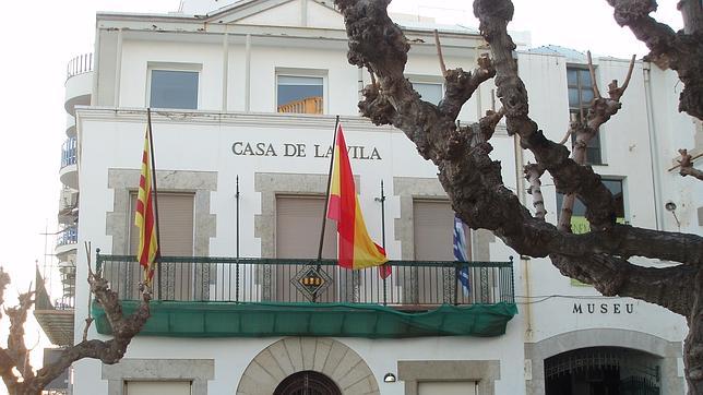El Ayuntamiento de Sant Pol vuelve a colocar la bandera española