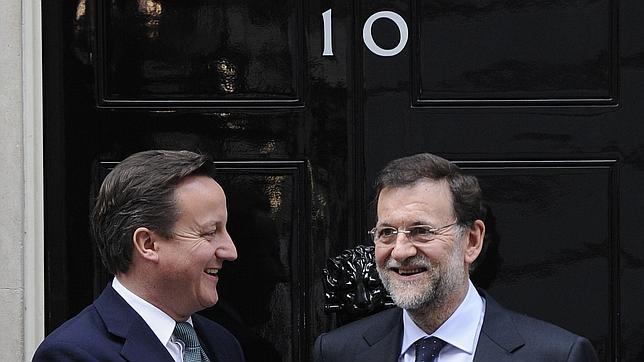 Cameron se reúne en Downing Street con la delegación española que encabeza Rajoy