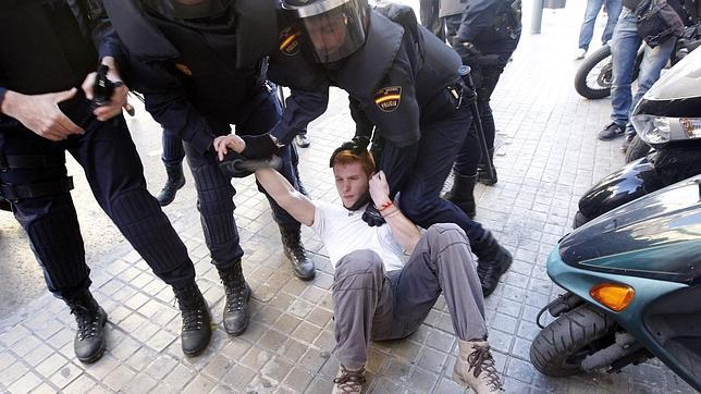 Los estudiantes encerrados en Valencia aprenden tácticas de resistencia a la Policía