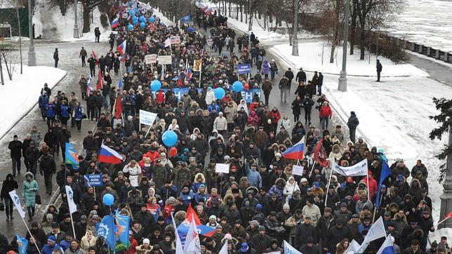 Decenas de miles de personas toman las calles de Moscú en apoyo a Putin
