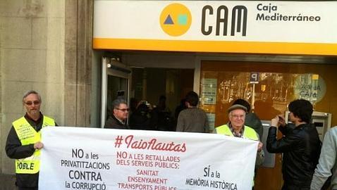 Los «iaioflautes» ocupan una entidad bancaria de Barcelona