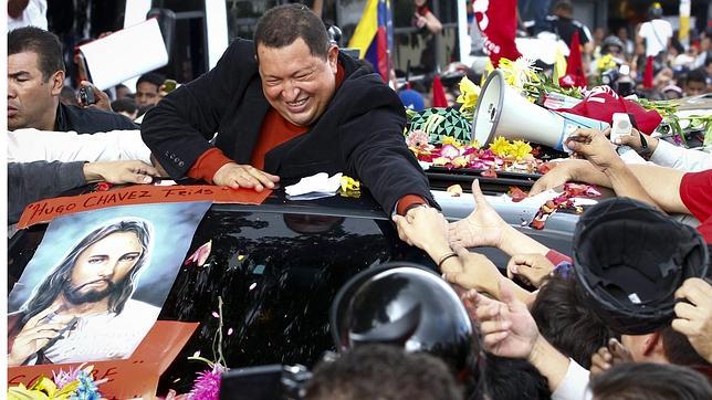 Chávez llega a Cuba para ser operado de otro tumor sin delegar el poder