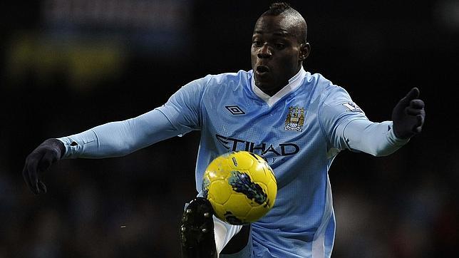 El City arrasa en el retorno de Balotelli
