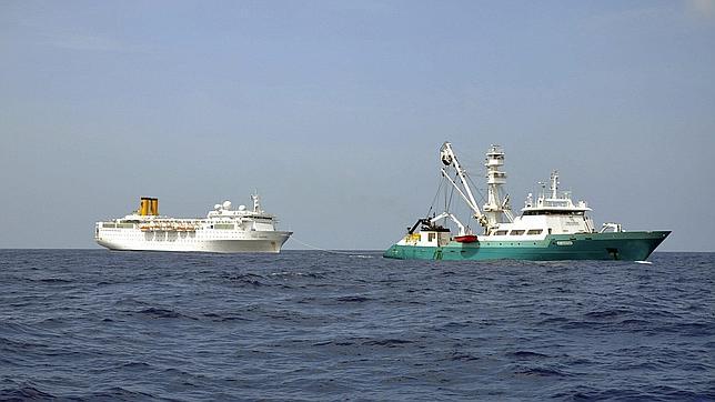 Un equipo de Costa Cruceros llega al «Allegra» para coordinar el rescate