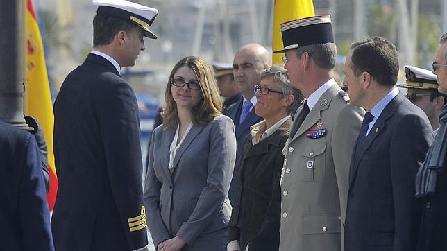 El Príncipe condecora a los «marines» que rescataron a la rehén francesa en el Índico