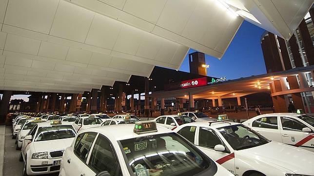 El Ayuntamiento pide a Adif que reordene la movilidad de los taxistas en Atocha