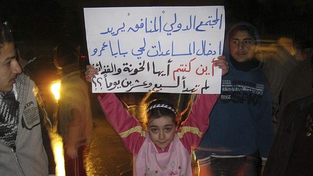 La Cruz Roja empieza a repartir ayuda cerca de Homs