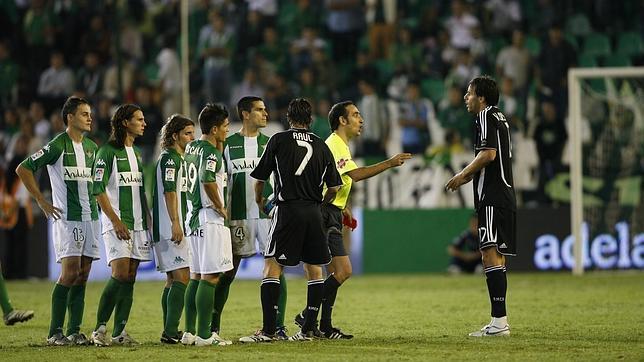 Tarjetas de Iturralde y apagón en el Villamarín