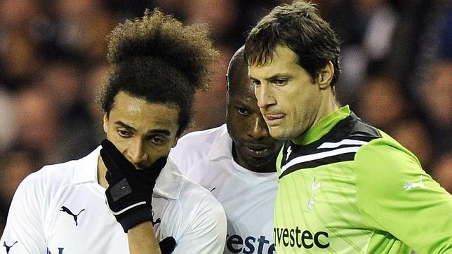 Los jugadores del Tottenham se someten a pruebas tras el infarto de Muamba